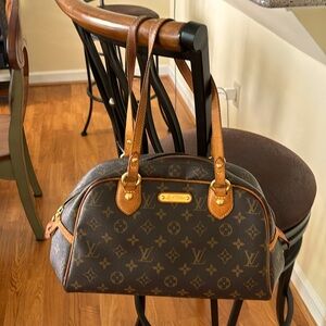 This is a very nice shoulder purse which you could use all the time